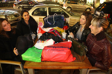 Berlin  Deutschland  Frauen pausieren nach Shopping Tour an der Tauentzienstrasse