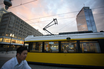 Berlin  Strassenbahnlinie 6 der BVG am neu gestalteten Alexanderplatz