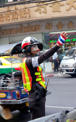 Bangkok  Thailand  Verkehrspolizist mit Atemschutzmaske