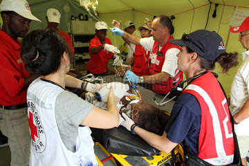 Carrefour  Haiti  internatioalen Aerzte behandeln eine junge Frau im Ambulanzzelt