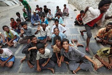 Vijayawada  Indien  Strassenkinder warten vor einem Nachtasyl