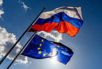 Berlin  Deutschland  Flagge der Russischen Foederation und Europaflagge wehen im Wind