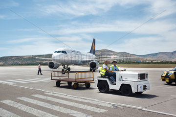 Kastela  Kroatien  Gepaeckwagen und Flugzeug der Lufthansa am Flughafen Split-Kastela