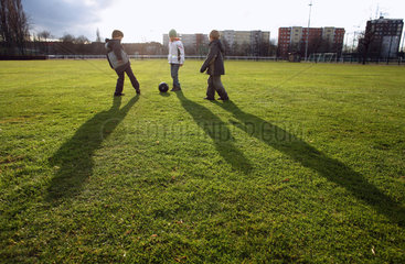 Berlin  Deutschland  Kinder spielen Fussball