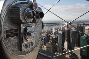 New York City  USA  Muenzfernglas auf dem Empire State Building