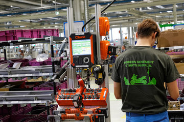 Berlin  Deutschland  Mitarbeiter bei der Produktion des BMW C evolution