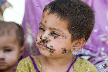 Lujja Khan Jakrani  Pakistan  Portrait eines Kindes mit Fliegen im Gesicht