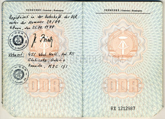 Berlin  Deutschland  Reisepass der DDR mit kanadischem Einreisevermerk