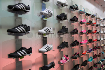 Lemberg  Ukraine  Sportschuhe ausgestellt in einem adidas-shop