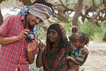 Awash  Aethiopien  NGO betrachtet gemeinsam mit einer Frau digitale Fotos