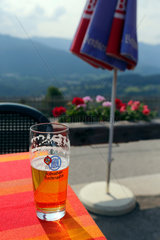 Berchtesgaden  Deutschland  ein Bier auf einem Tisch im Biergarten
