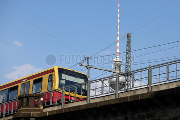 Berlin  Deutschland  S-Bahnzug und Berliner Fernsehturm