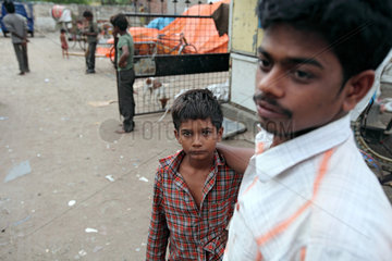 Vijayawada  Indien  Mitarbeiter des Outreach-Team mit einem Strassenkind