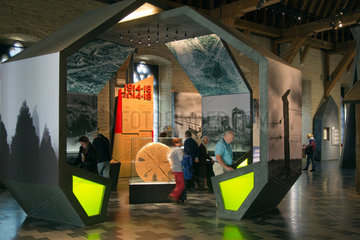 Ypern  Belgien  Besucher im In Flanders Fields Museum