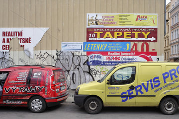 Prag  Tschechien  Werbung auf einer Fassade und Autos