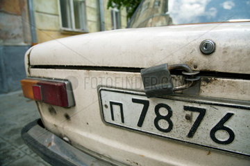 Lemberg  Ukraine  Kofferraum eines Ladas mit einem Vorhaengeschloss gesichert