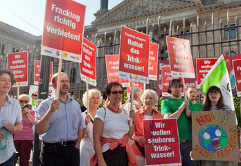 Berlin  Deutschland  Anti-Fracking-Demonstration vor dem Bundesrat