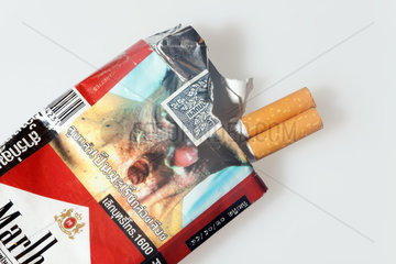 Berlin  Deutschland  Zigarettenpackung mit Foto von Raucherkrankheiten