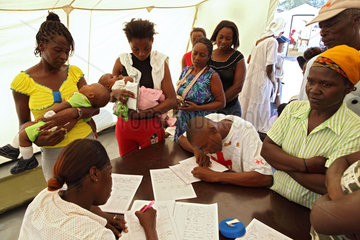 Carrefour  Haiti  im Aufnahmebereich des Hospitals registrieren Mitarbeiter Patienten