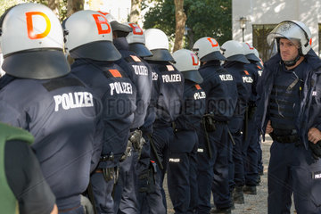 Saarbruecken  Deutschland  Bereitschaftspolizisten bei einer Demonstration