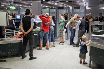 Duesseldorf  Deutschland  Flugreisende bei der Sicherheitskontrolle am Flughafen Duesseldorf International