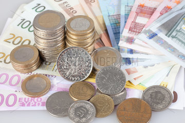 Berlin  Deutschland  Euroscheine  Euromuenzen und ehemalige Francs-Muenzen
