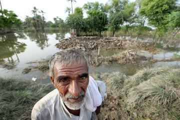 Bahrdi  Pakistan  ein alter Mann steht vor den Resten seines weggeschwemmten Hauses