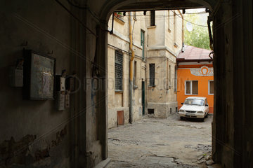 Bukarest  Rumaenien  Blick in einen Hinterhof