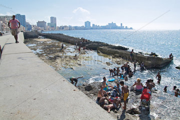 Havanna  Kuba  Kinder baden am Malecon