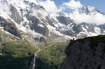 Lauterbrunnental  Schweiz  Bergwanderer beobachtet Gebirgsbach