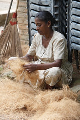 Ambalangoda  Sri Lanka  eine Frau bereitet Kokosfasern fuer die Seilherstellung vor