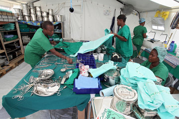 Carrefour  Haiti  Mitarbeiter im Sterilisationszeit