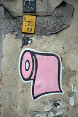 Berlin  Deutschland  Streetart: Klopapierrolle