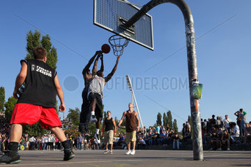 Berlin  Deutschland  junge Maenner spielen Basketball im Mauerpark