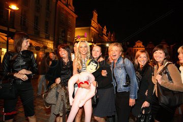 Poznan  Polen  eine Gruppe junger Frauen in der Altstadt in Poznan