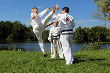 Emstal  Deutschland  Menschen bei einem Taekwondo-Kurs in der Natur