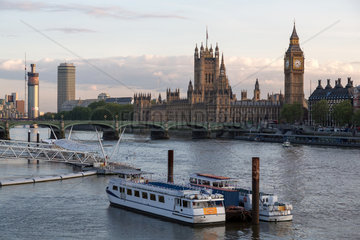 London  Grossbritannien  Blick ueber die Themse auf Palace of Westminster und Big Ben
