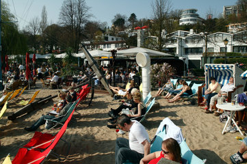 Hamburg  Deutschland  Gaeste in einer Strandbar am Elbufer