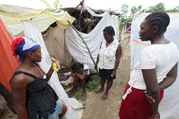 Leogane  Haiti  verzweifelte Frau umringt von anderen in einem Fluechtlingslager