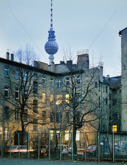 Berlin  Deutschland  Altbauten und Fernsehturm im Scheunenviertel