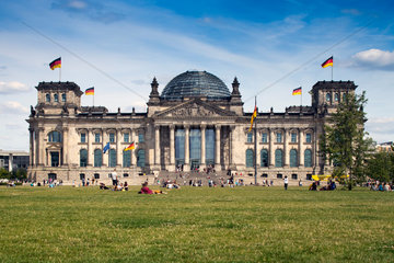 Berlin  Deutschland  der Reichstag mit vielen Deutschlandfahnen