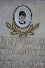 Bukarest  Rumaenien  Grabstein zur Erinnerung an die Opfer der Revolution vom 21. Dezember 1989