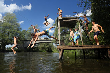 Briescht  Deutschland  Kinder springen von einer Plattform ins Wasser