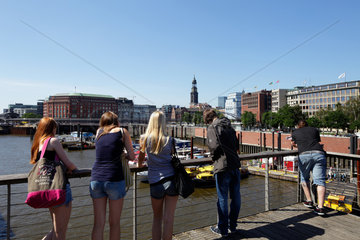 Hamburg  Deutschland  Touristen auf einer Fussgaengerbruecke an der Speicherstadt