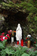 Tepla  Tschechische Republik  Marienfigur mit Blumen und Grablichtern