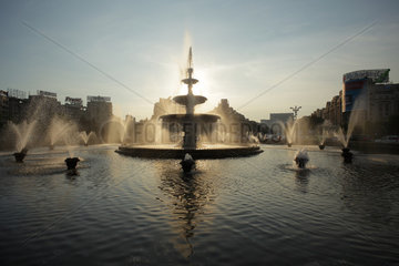 Bukarest  Rumaenien  der Springbrunnen am Platz der Einheit