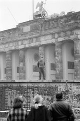 Berlin  Deutschland  Grenzsoldat bei der Maueroeffnung am Brandenburger Tor