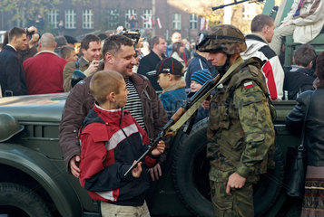 Kattowitz  Polen  Militaerausstellung der polnischen Armee bei den Feierlichkeiten zum Unabhaengigkeitstag