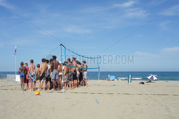 Le Barcares  Frankreich  die Spieler eines Beachvolleyballturniers stehen fuer ein Gruppenfoto am Strand