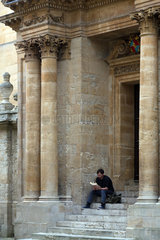Oxford  Grossbritannien  Student liest auf den Treppen des Oxford University Museums ein Buch